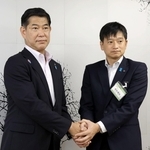 面会を終え、握手する三田市の田村克也市長（左）と上越市の中川幹太市長＝22日、上越市役所