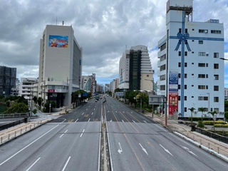 甲子園決勝が始まった後の国道58号。普段より交通量が少なく見える＝8月23日午前10時44分ごろ、那覇市の泊交差点