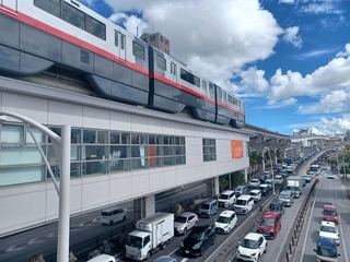 甲子園の決勝開始直後、おもろまち方面からの車が混み合う安里駅周辺の国道330号＝8月23日午前10時3分、那覇市内