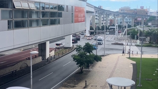 甲子園の決勝で沖縄尚学が勝ち越しの2点目を上げた頃のおもろまち駅周辺の国道330号＝8月23日午前11時17分、那覇市内