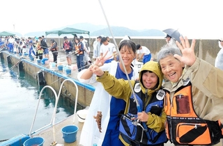 魚を釣り上げて喜ぶ参加者ら＝京都府立海洋高