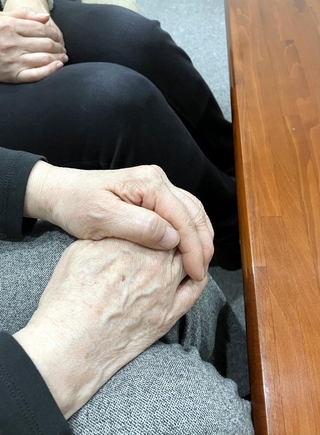 中国地方で働く会計年度任用職員の２人。「災害があれば市民からの生活相談は増えるはず。なのに、私たちはどう対応すべきなのか、想定も備えもない」と不安を語る