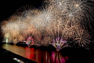 11万1千人が訪れたことしのあしだ川花火大＝8月15日、広島県福山市