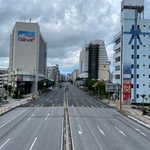 甲子園決勝が始まった後の国道58号。普段より交通量が少なく見える＝8月23日午前10時44分ごろ、那覇市の泊交差点