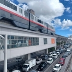 甲子園の決勝開始直後、おもろまち方面からの車が混み合う安里駅周辺の国道330号＝8月23日午前10時3分、那覇市内