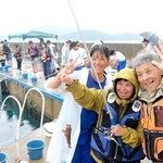 魚を釣り上げて喜ぶ参加者ら＝京都府立海洋高