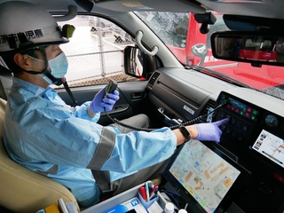 アンプを操作する救急隊員。朝８時から翌朝８時まで泊まり込みで勤務する＝鹿児島市天保山町の鹿児島中央消防署