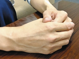 「サービスを受けていないのに返金されないのはおかしい」と憤る女性＝東京都内で