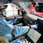 アンプを操作する救急隊員。朝８時から翌朝８時まで泊まり込みで勤務する＝鹿児島市天保山町の鹿児島中央消防署