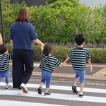 同じ保育施設に通えない双子の息子の手を引く女性（左から２人目）。送迎などの負担は大きく、行政に改善を訴える＝仙台市泉区