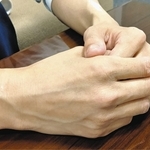 「サービスを受けていないのに返金されないのはおかしい」と憤る女性＝東京都内で