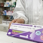 第１類医薬品として市販されているインフルエンザと新型コロナの検査キット＝広島市中区の赤松薬局