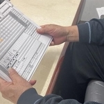 運転日報を手に「待機時間が休憩となるのはおかしい」と訴える男性＝1月、福岡市