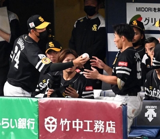 オリックス戦で野村勇（手前右）がプロ1号2ランを放ち、記念のボールが手渡される場面＝2022年4月21日