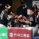 オリックス戦で野村勇（手前右）がプロ1号2ランを放ち、記念のボールが手渡される場面＝2022年4月21日
