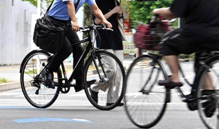 自転車や歩行者が行き交う交差点＝名古屋市中区で