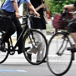 自転車や歩行者が行き交う交差点＝名古屋市中区で