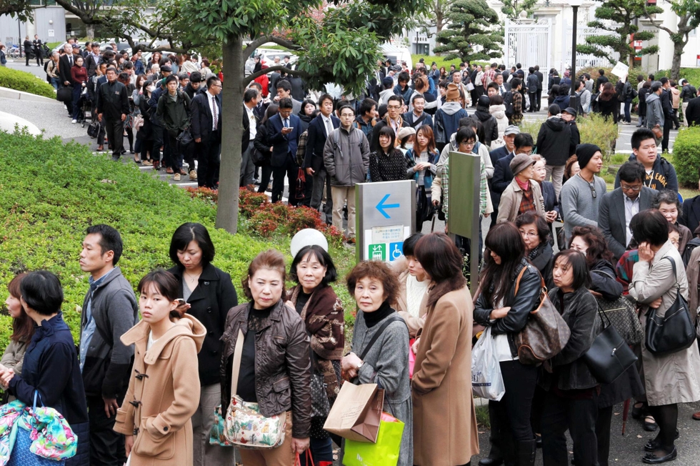 初公判の傍聴券を求め、約６００人が長蛇の列をつくった＝２４日午後１時４８分、神戸市中央区、神戸地裁（撮影・岡本好太郎）