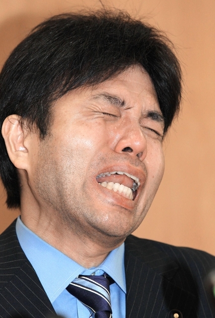 泣きながら政務活動費の収支報告書について説明する野々村竜太郎・兵庫県議＝１日午後、兵庫県議会