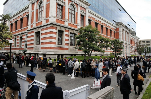 傍聴整理券の抽選に並ぶ人たち＝２４日午後１時３１分、神戸市中央区橘通２