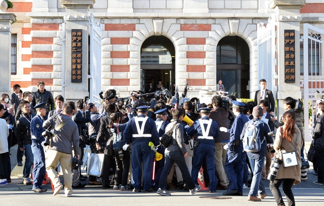 野々村竜太郎被告の欠席により初公判の中止が決まった後、傍聴人らを取材する報道陣で混乱する神戸地裁前＝２４日午後、神戸市中央区橘通２