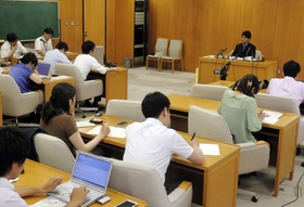 政務活動費の不自然な支出について会見を行った野々村竜太郎兵庫県議（当時）＝２０１４年７月１日、県議会