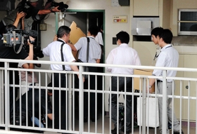 兵庫県警による家宅捜索。政務活動費の支出問題では異例の強制捜査となった＝１４年７月１８日、西宮市高須町１