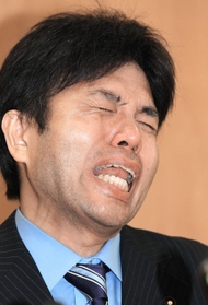 泣きながら政務活動費の収支報告書について説明する野々村竜太郎・兵庫県議＝１日午後、兵庫県議会