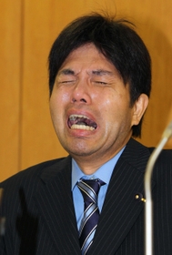 １日の会見で号泣しながら政務活動費について説明した元兵庫県議の野々村氏＝神戸市中央区、兵庫県議会