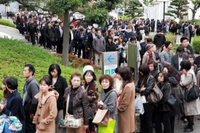 初公判の傍聴券を求め、約６００人が長蛇の列をつくった＝２４日午後１時４８分、神戸市中央区、神戸地裁（撮影・岡本好太郎）
