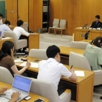 政務活動費の不自然な支出について会見を行った野々村竜太郎兵庫県議（当時）＝２０１４年７月１日、県議会