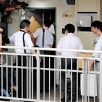 兵庫県警による家宅捜索。政務活動費の支出問題では異例の強制捜査となった＝１４年７月１８日、西宮市高須町１