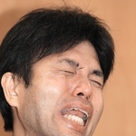 泣きながら政務活動費の収支報告書について説明する野々村竜太郎・兵庫県議＝１日午後、兵庫県議会