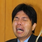 １日の会見で号泣しながら政務活動費について説明した元兵庫県議の野々村氏＝神戸市中央区、兵庫県議会