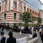 傍聴整理券の抽選に並ぶ人たち＝２４日午後１時３１分、神戸市中央区橘通２