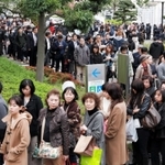 初公判の傍聴券を求め、約６００人が長蛇の列をつくった＝２４日午後１時４８分、神戸市中央区、神戸地裁（撮影・岡本好太郎）
