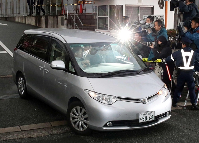 閉廷後、神戸地裁を出る野々村竜太郎被告を乗せたとみられる車＝２６日午後、神戸市中央区橘通２