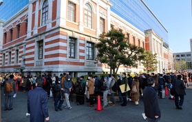 野々村被告の初公判を前に、傍聴希望者の長い列ができた＝２６日午前９時１８分、神戸市中央区橘通２、神戸地裁
