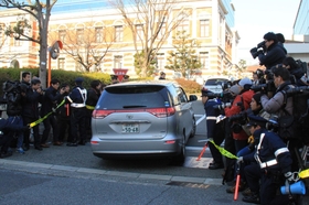 神戸地裁に入る野々村被告を乗せたとみられる車＝２６日午前９時２０分、神戸市中央区橘通２