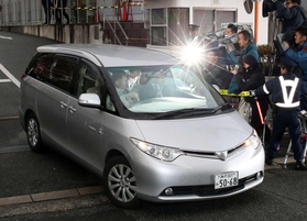 閉廷後、神戸地裁を出る野々村竜太郎被告を乗せたとみられる車＝２６日午後、神戸市中央区橘通２