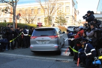 神戸地裁に入る野々村被告を乗せたとみられる車＝２６日午前９時２０分、神戸市中央区橘通２