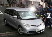 閉廷後、神戸地裁を出る野々村竜太郎被告を乗せたとみられる車＝２６日午後、神戸市中央区橘通２