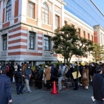 野々村被告の初公判を前に、傍聴希望者の長い列ができた＝２６日午前９時１８分、神戸市中央区橘通２、神戸地裁