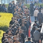 野々村被告の初公判の傍聴券を求めて長い列ができた＝２６日午前９時３２分、神戸市中央区橘通２、神戸地裁