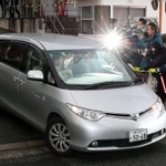 閉廷後、神戸地裁を出る野々村竜太郎被告を乗せたとみられる車＝２６日午後、神戸市中央区橘通２