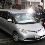 閉廷後、神戸地裁を出る野々村竜太郎被告を乗せたとみられる車＝２６日午後、神戸市中央区橘通２