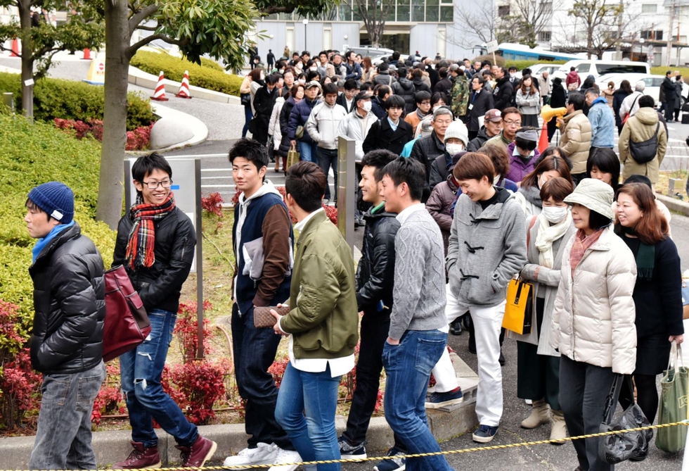 神戸新聞next 連載 特集 元兵庫県議 野々村被告裁判 野々村被告公判 傍聴求め長い列