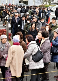 傍聴券を求めて長い行列を作る人たち＝２２日午前１１時９分、神戸市中央区橘通２、神戸地方裁判所