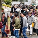 傍聴券を求めて長い行列を作る人たち＝２２日午前１１時５分、神戸市中央区橘通２、神戸地方裁判所