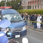 神戸地裁（右）に向かう野々村竜太郎被告を乗せたとみられる車両＝２２日午前、神戸市中央区橘通２（撮影・風斗雅博）